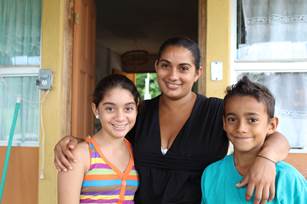 las pi&ntilde;uelas - tatiana d&iacute;az, beverly y sim&oacute;n  (6)