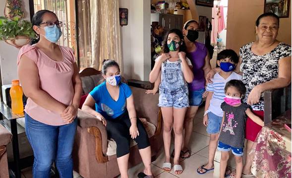 Foto de la familia que recibi&oacute; el bono 400 mil de la historia del Banhvi.