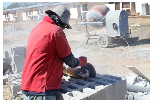 Fotograf&iacute;a de personas trabajando en construcci&oacute;n de viviendas.