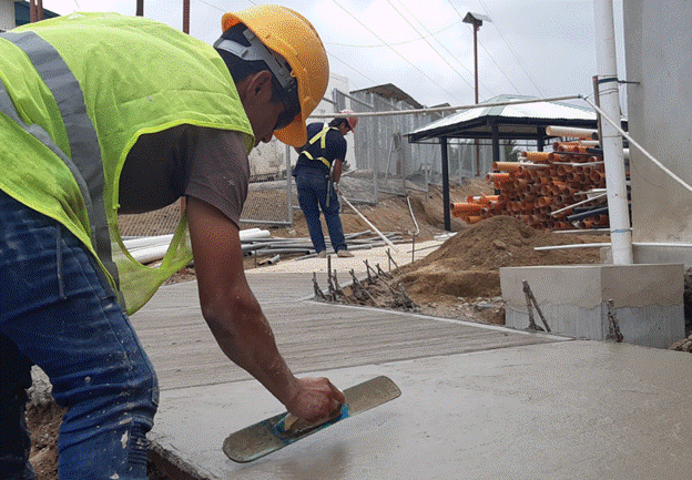 Fotograf&iacute;a de personas trabajando en construcci&oacute;n de viviendas.