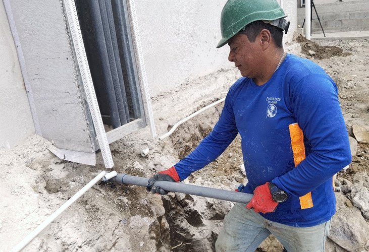 Fotograf&iacute;a de personas trabajando en construcci&oacute;n de viviendas.