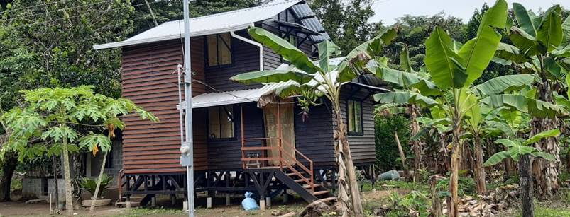 Casa de madera y sobre pilotes t&iacute;pica de las que se construyeron en las Barras de Tortuguero y Parismina.